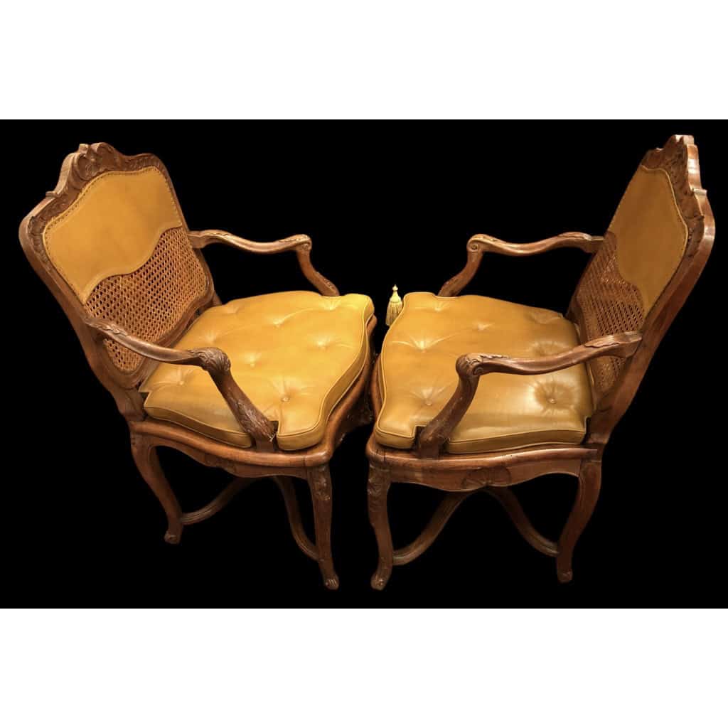 Paire de fauteuils à dossier plat d’époque Régence à fond de canne en bois naturel sculpté. 9