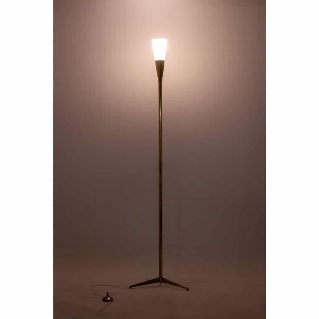 Arredoluce. Lampadaire en laiton doré et opaline. Années 1960.LS61143309I 4