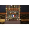 Miniature de malle Louis Vuitton, presse-papier Louis Vuitton, malle Vuitton Miss France 22