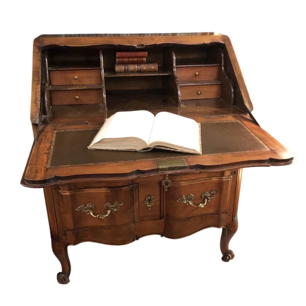 Bureau dit « Scriban » de style Louis XV en bois fruitier ouvrant par un abattant découvrant quatre tiroirs et trois niches. 3