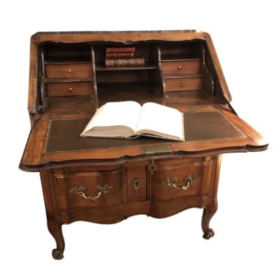 Bureau dit « Scriban » de style Louis XV en bois fruitier ouvrant par un abattant découvrant quatre tiroirs et trois niches.