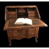 Bureau dit « Scriban » de style Louis XV en bois fruitier ouvrant par un abattant découvrant quatre tiroirs et trois niches. 17