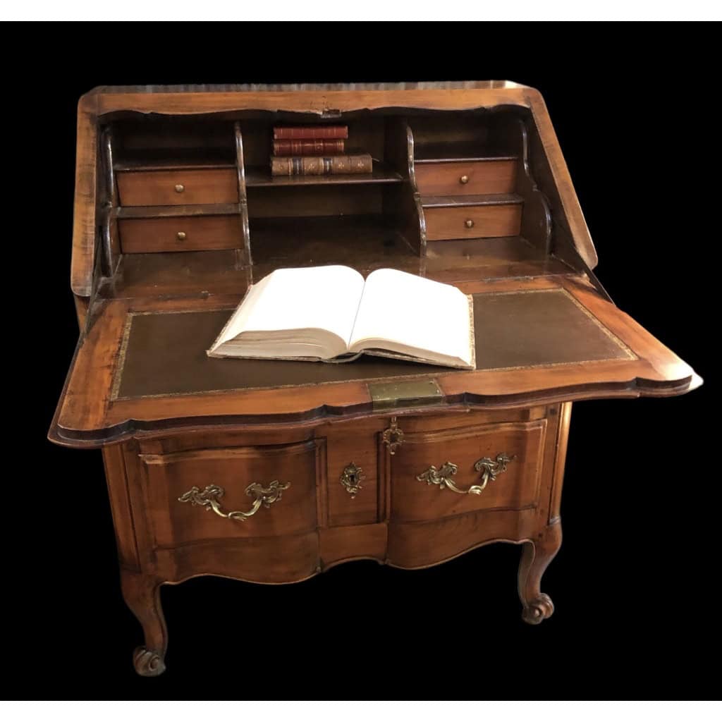 Bureau dit « Scriban » de style Louis XV en bois fruitier ouvrant par un abattant découvrant quatre tiroirs et trois niches. 9