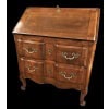 Bureau dit « Scriban » de style Louis XV en bois fruitier ouvrant par un abattant découvrant quatre tiroirs et trois niches. 16