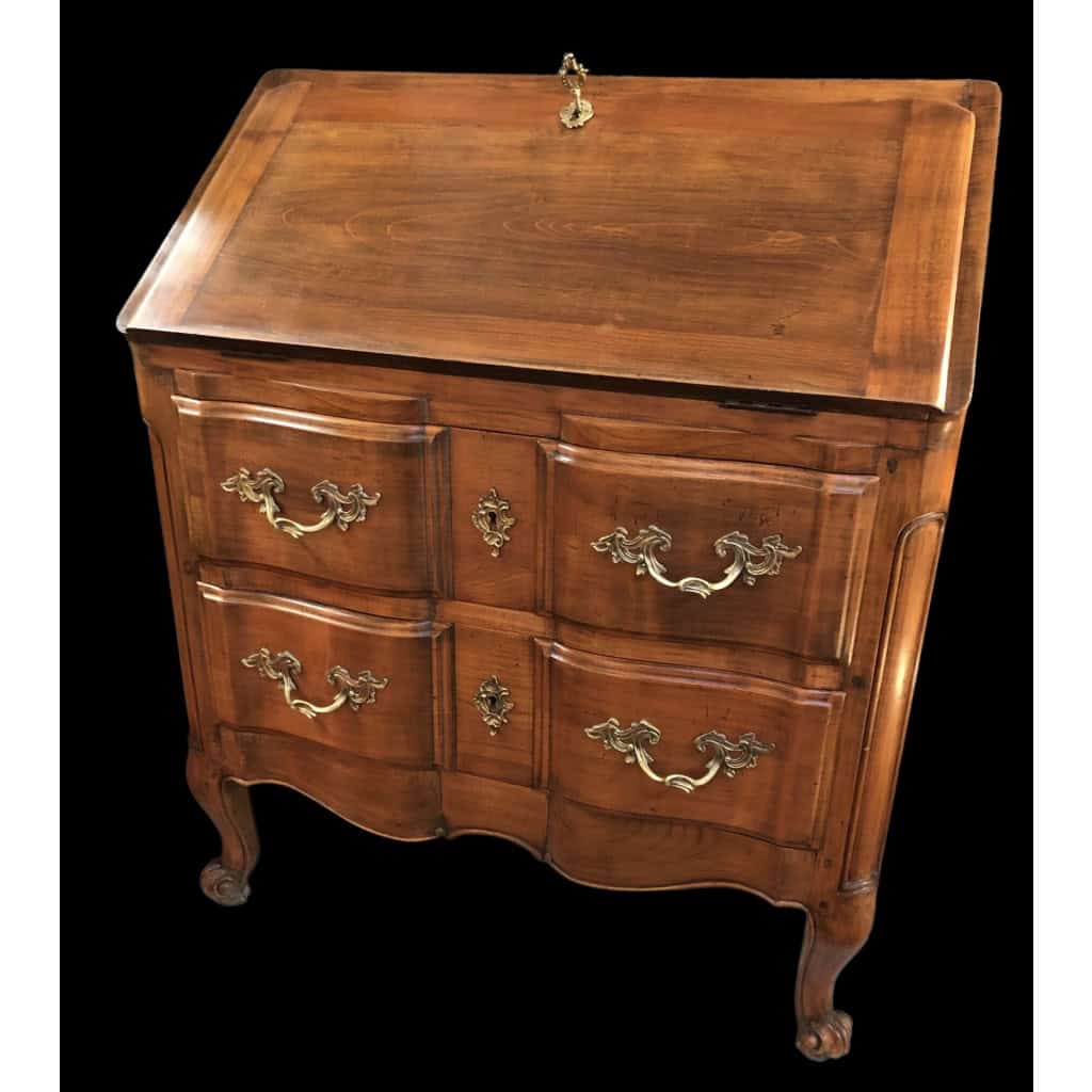 Bureau dit « Scriban » de style Louis XV en bois fruitier ouvrant par un abattant découvrant quatre tiroirs et trois niches. 8