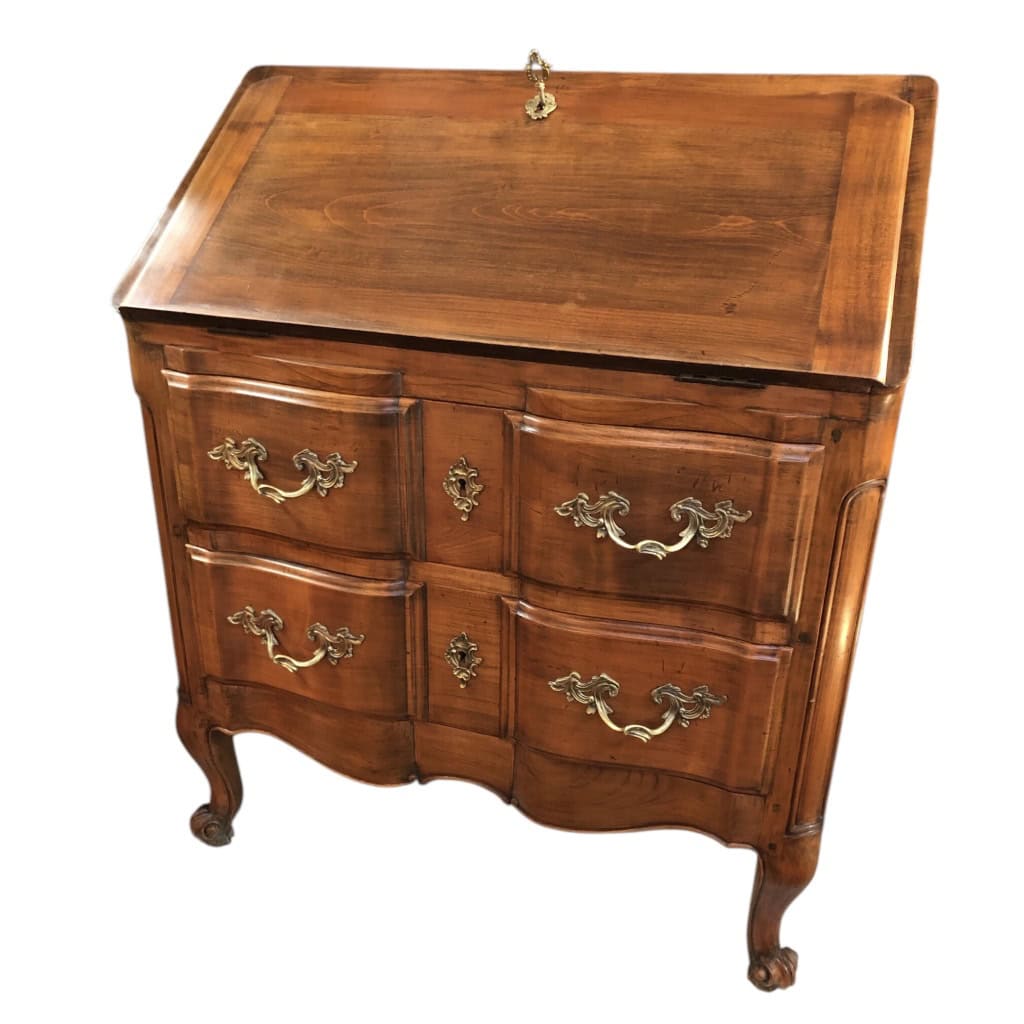 Bureau dit « Scriban » de style Louis XV en bois fruitier ouvrant par un abattant découvrant quatre tiroirs et trois niches. 6