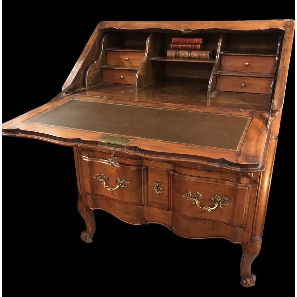 Bureau dit « Scriban » de style Louis XV en bois fruitier ouvrant par un abattant découvrant quatre tiroirs et trois niches. 5