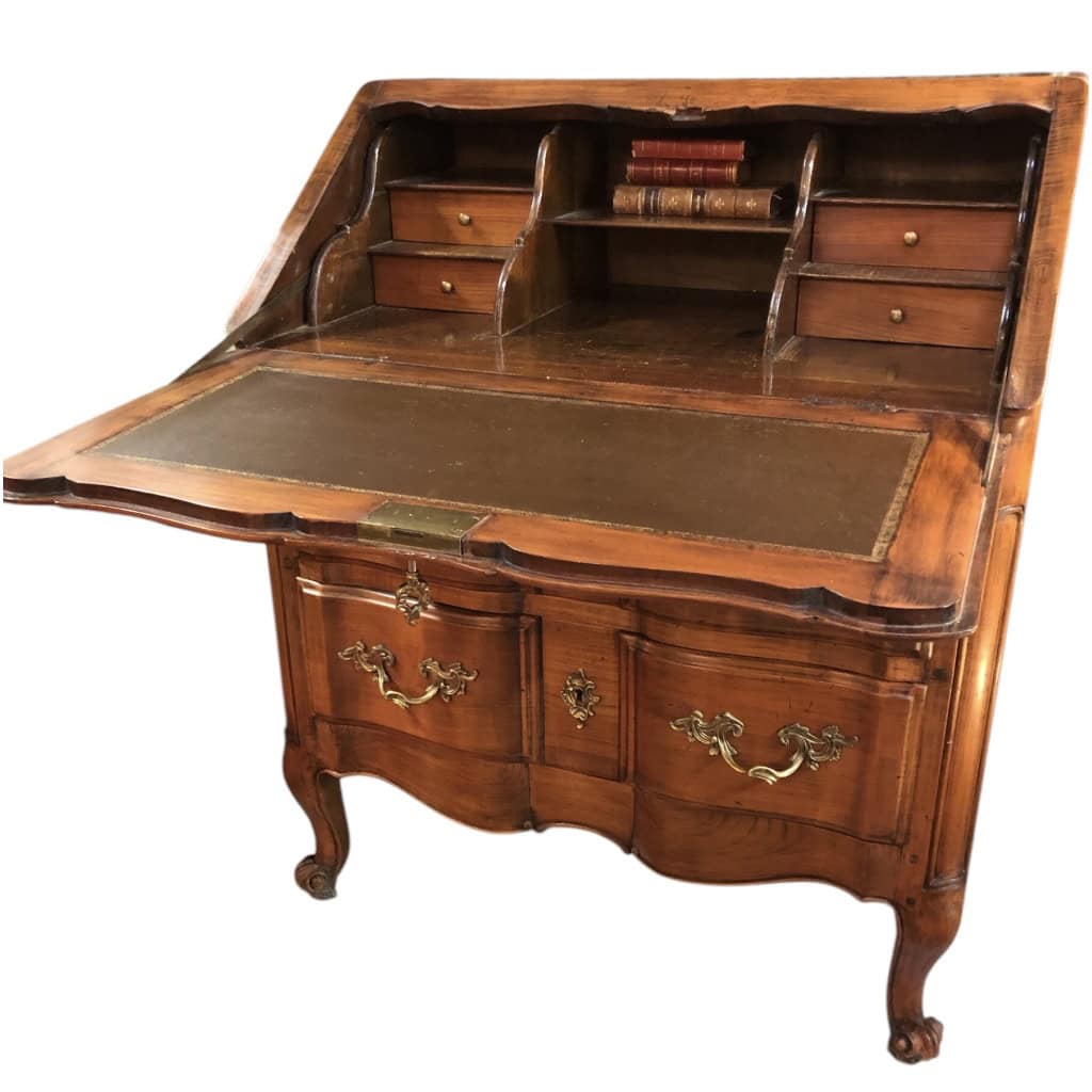 Bureau dit « Scriban » de style Louis XV en bois fruitier ouvrant par un abattant découvrant quatre tiroirs et trois niches. 4