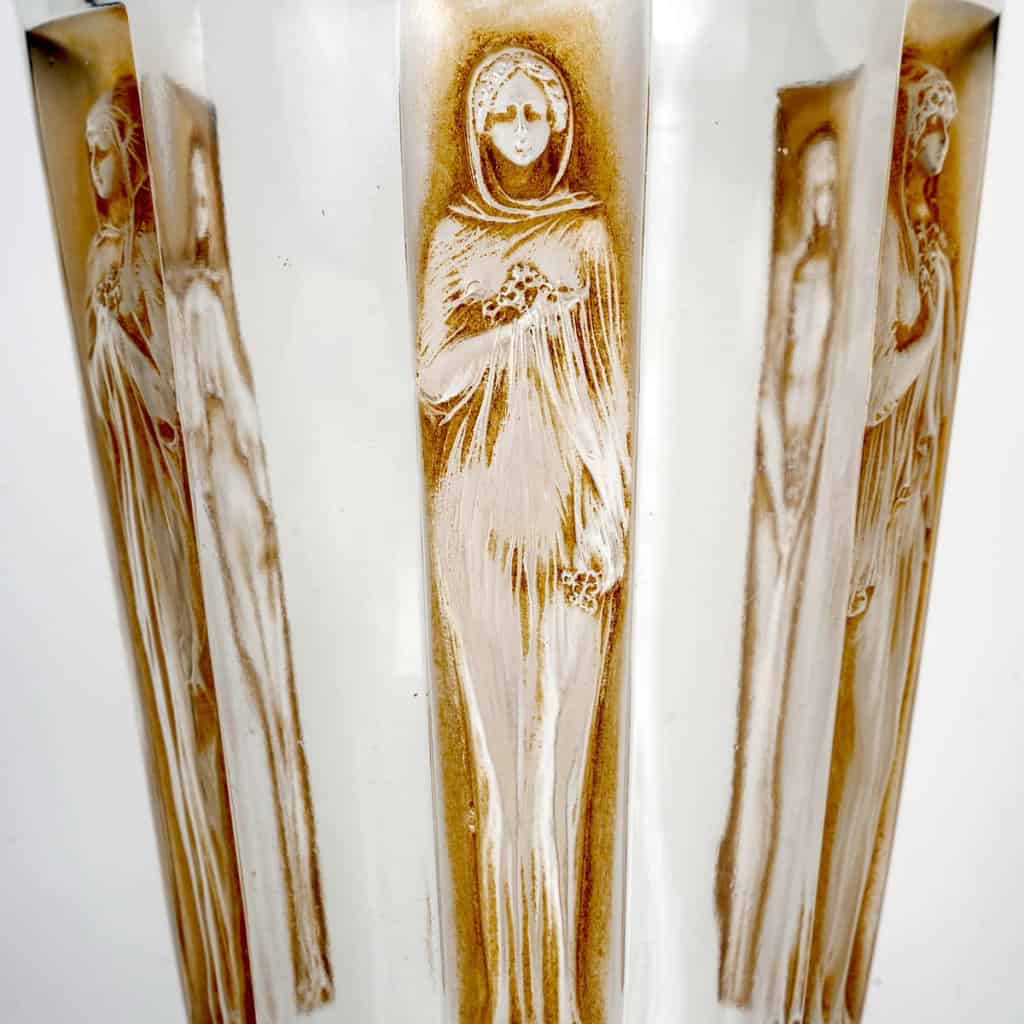 1912 René Lalique – Vase Gobelets Six Figurines Verre Blanc Patiné Sépia 6