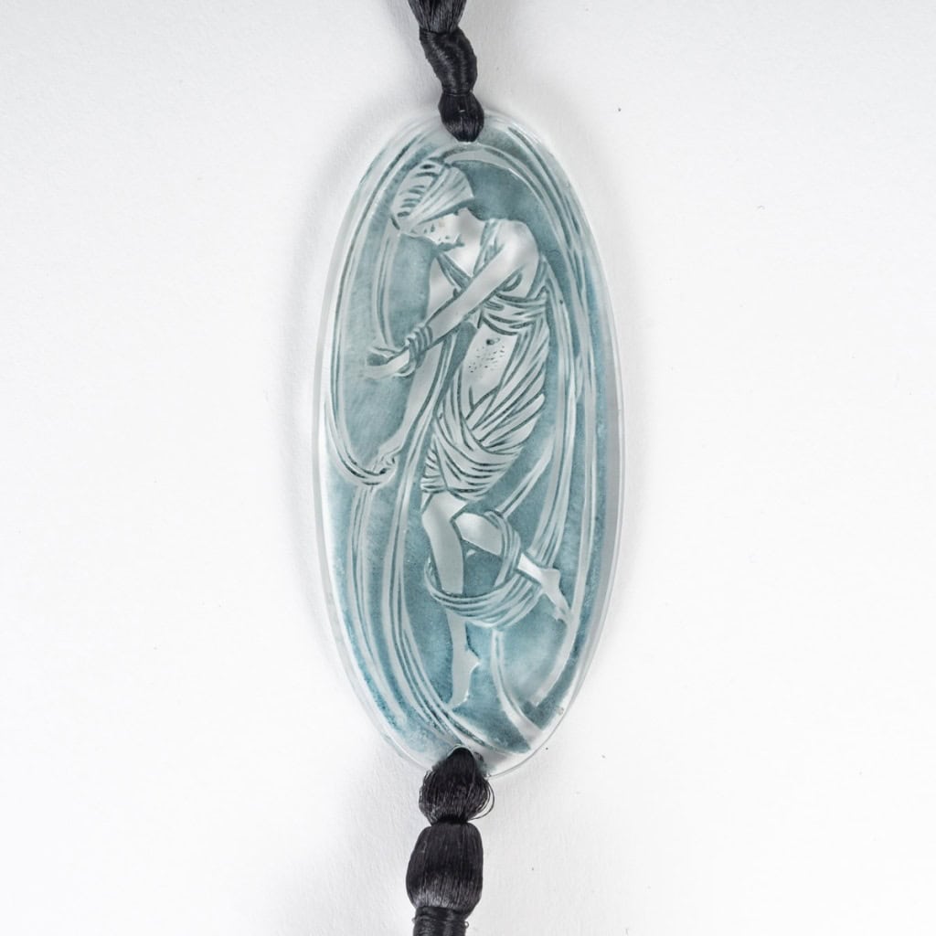 1919 René Lalique – Pendentif Figurine Drapée Verre Blanc Patiné Bleu 3