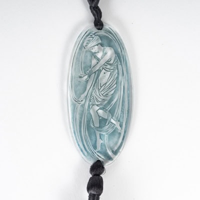 1919 René Lalique – Pendentif Figurine Drapée Verre Blanc Patiné Bleu