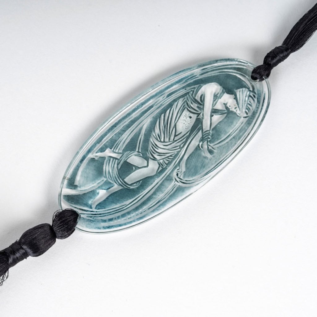 1919 René Lalique – Pendentif Figurine Drapée Verre Blanc Patiné Bleu 7