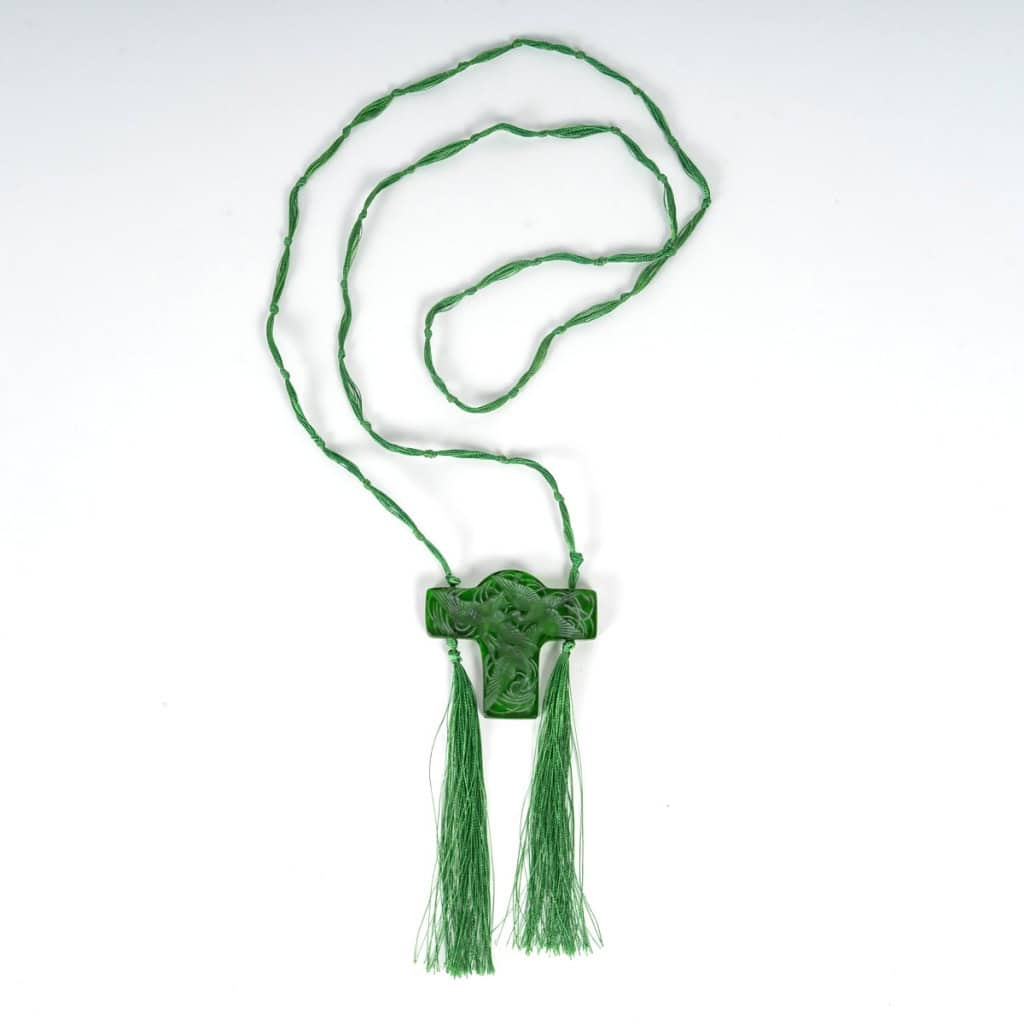 1919 René Lalique – Pendentif Croix Cigognes Verre Vert Patiné Blanc 5