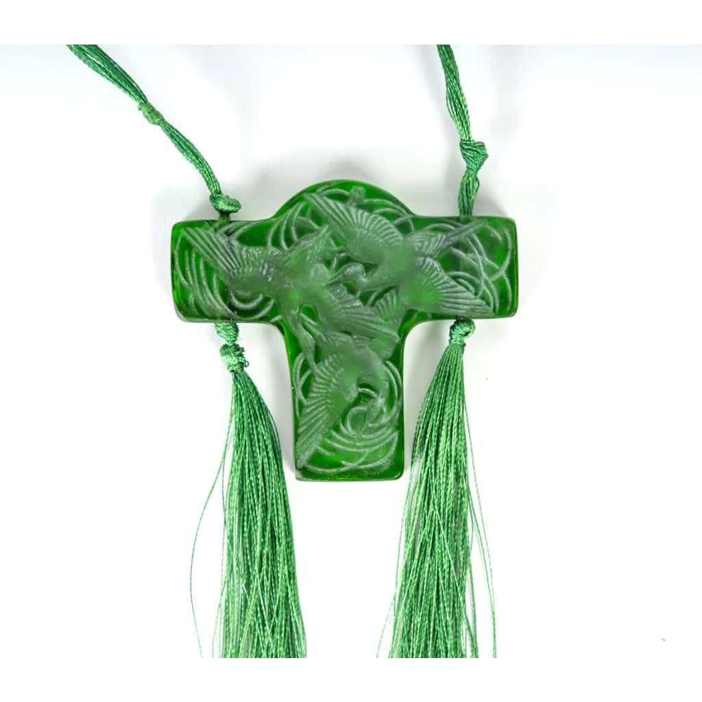 1919 René Lalique – Pendentif Croix Cigognes Verre Vert Patiné Blanc 4