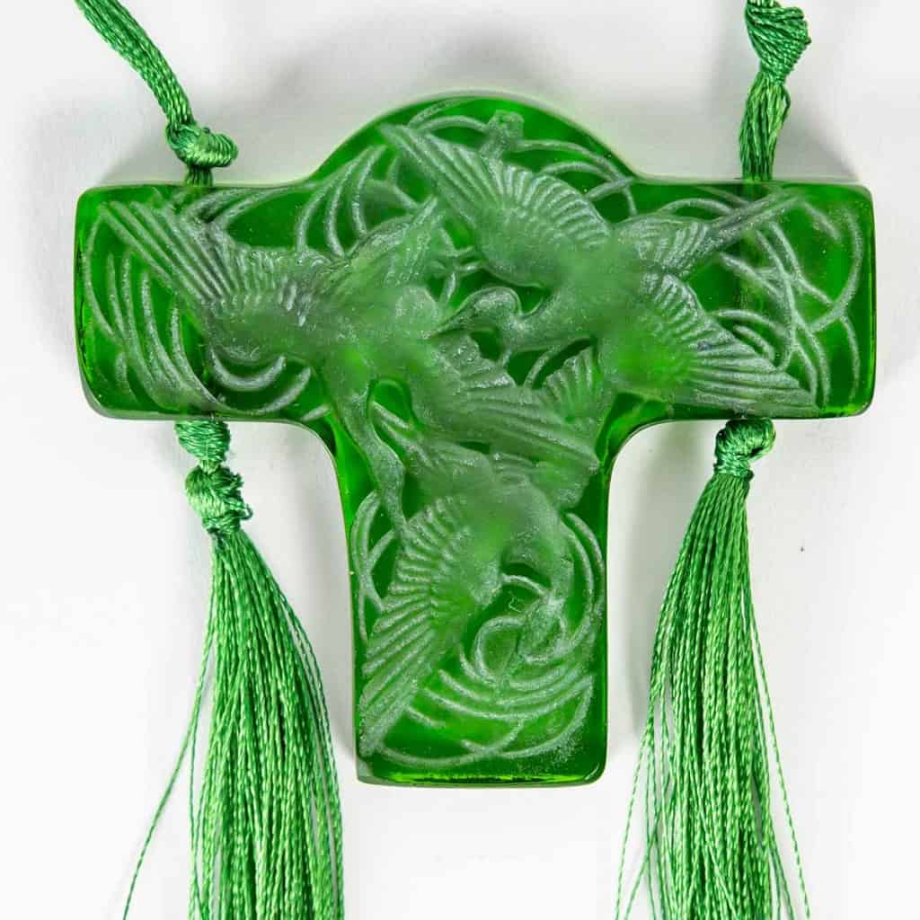 1919 René Lalique – Pendentif Croix Cigognes Verre Vert Patiné Blanc 3