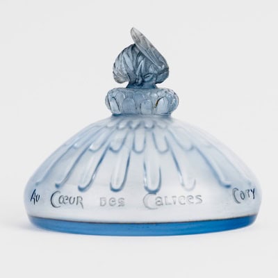 1912 René Lalique – Flacon à Parfum Au Coeur Des Calices Verre Bleu Clair Pour Coty