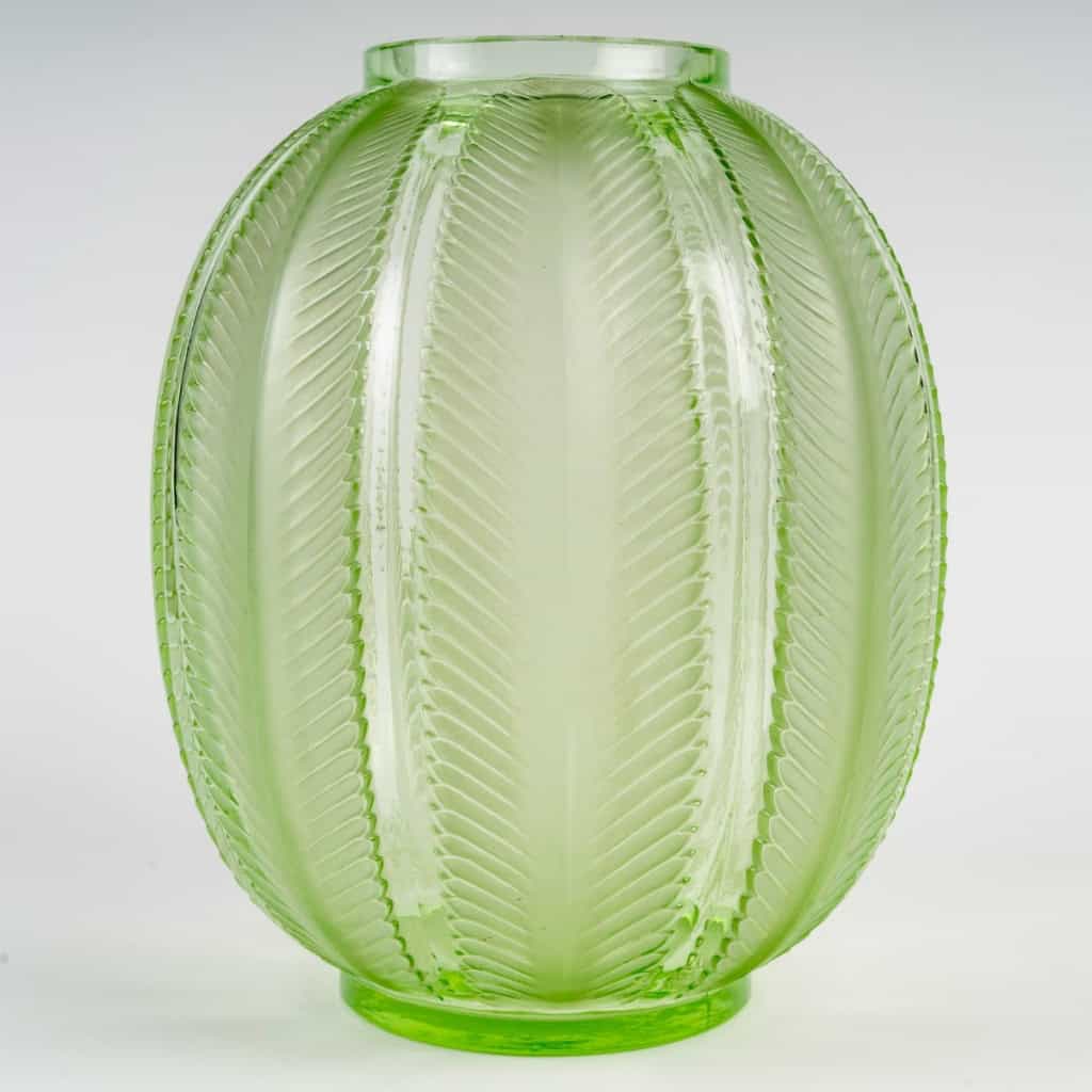 1932 René Lalique – Vase Biskra Verre Vert Clair Patiné Blanc 4