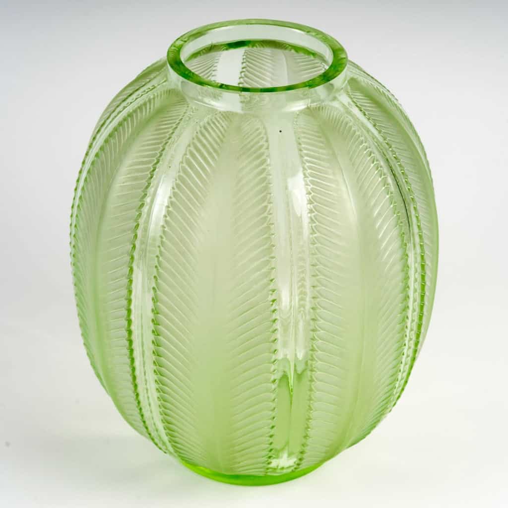 1932 René Lalique – Vase Biskra Verre Vert Clair Patiné Blanc 5