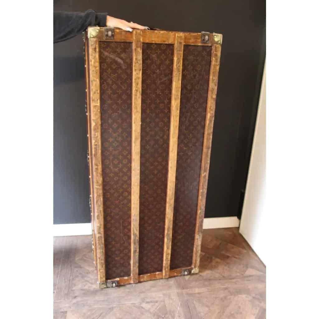 Grande malle Louis Vuitton cabine de 130 cm datant des années 1920-1930 16