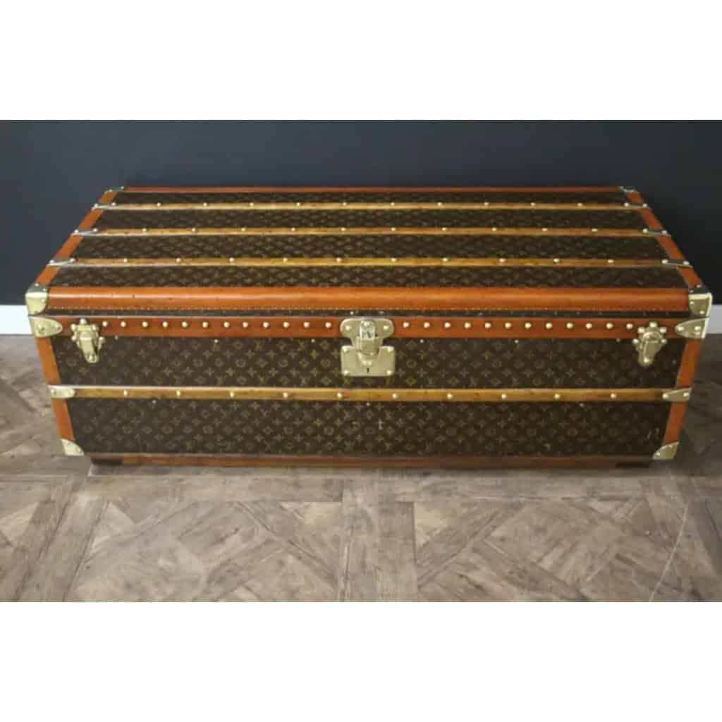 Grande malle Louis Vuitton cabine de 130 cm datant des années 1920-1930 4