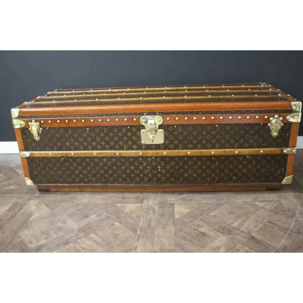 Grande malle Louis Vuitton cabine de 130 cm datant des années 1920-1930 5